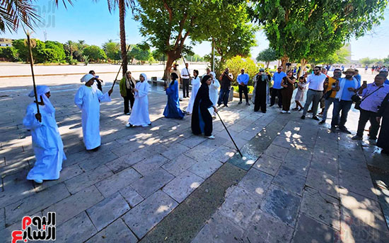 بهجة-عروض-الأطفال-أمام-السياح-بالكرنك