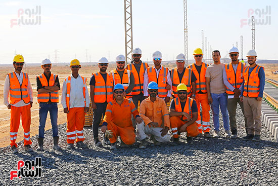 اليوم السابع مع مهندسى وعمال تركيب سكة القطار السريع