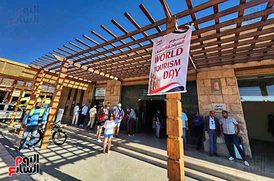 توافد-الأجانب-على-معابد-الكرنك-فى-احتفالية-يوم-السياحة-العالمى