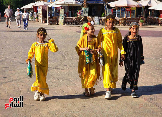 أطفال-الأقصر-بالزي-الفرعونى-داخل-معابد-الكرنك