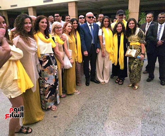 صور-تذكارية-للمحافظ-مع-فوج-سياحى-أسبانى