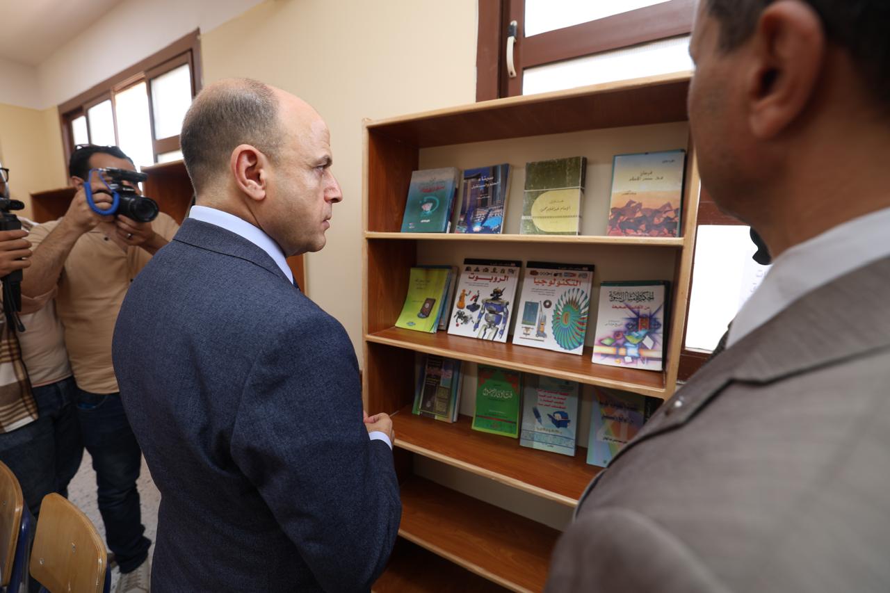 محافظ كفر الشيخ يطلع على مكتبة المدرسة