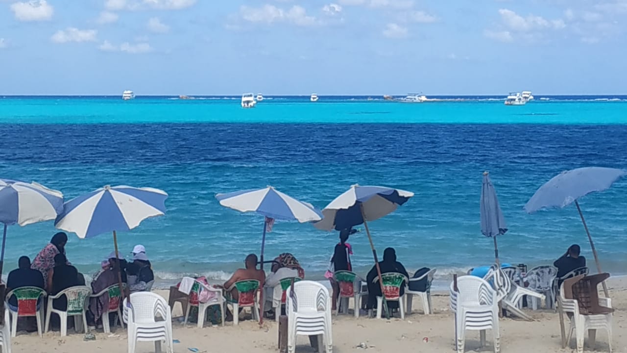 شواطئ مطروح تودع عشاقها