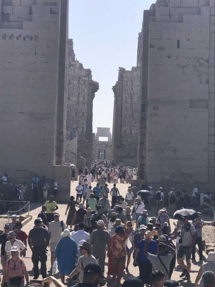 معابد الأقصر تشهد أجواء سياحية كبيرة مع تحسن الطقس يومياً