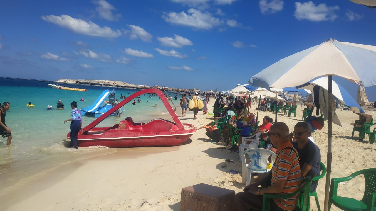 استمرار الاقبال على شواطئ مطروح