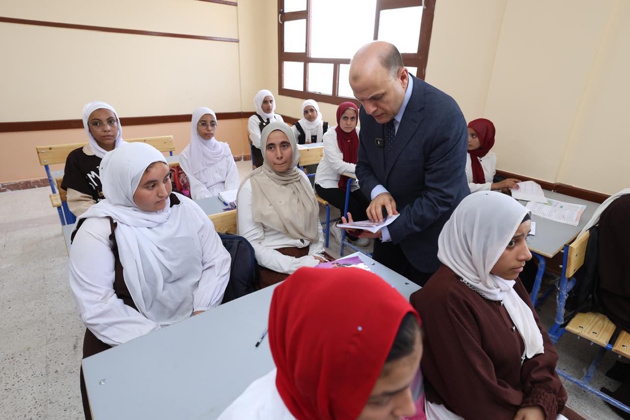 جانب من جولة تفقدية للمحافظ