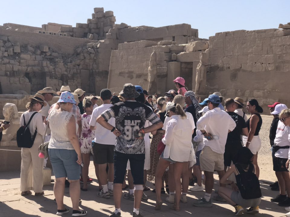 الأفواج السياحية خلال الاستماع إلى شرح فى المعابد