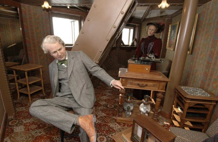 تماثيل شمعية لإيفل وابنته