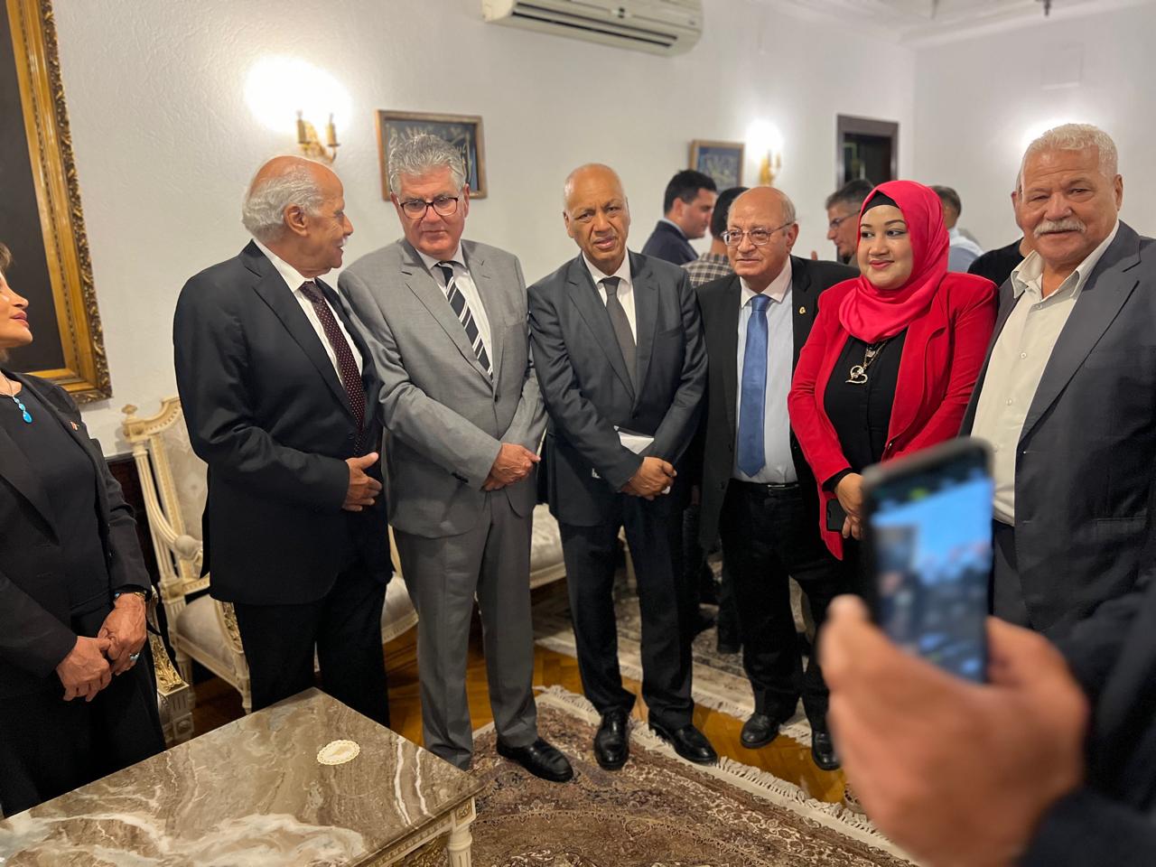 محبو وأبناء جمال عبد الناصر يحيون ذكري رحيله الـ55 أمام الضريح (4)