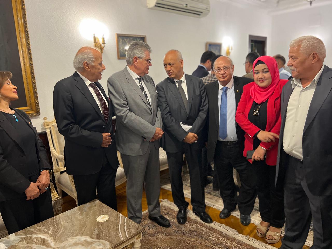 محبو وأبناء جمال عبد الناصر يحيون ذكري رحيله الـ55 أمام الضريح (3)