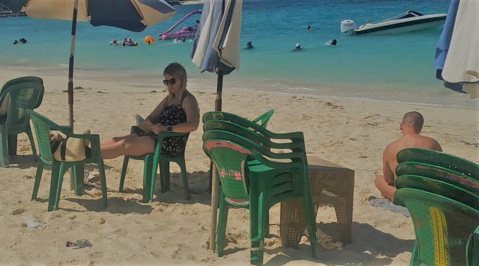 سياح ومصريين على شواطئ مطروح