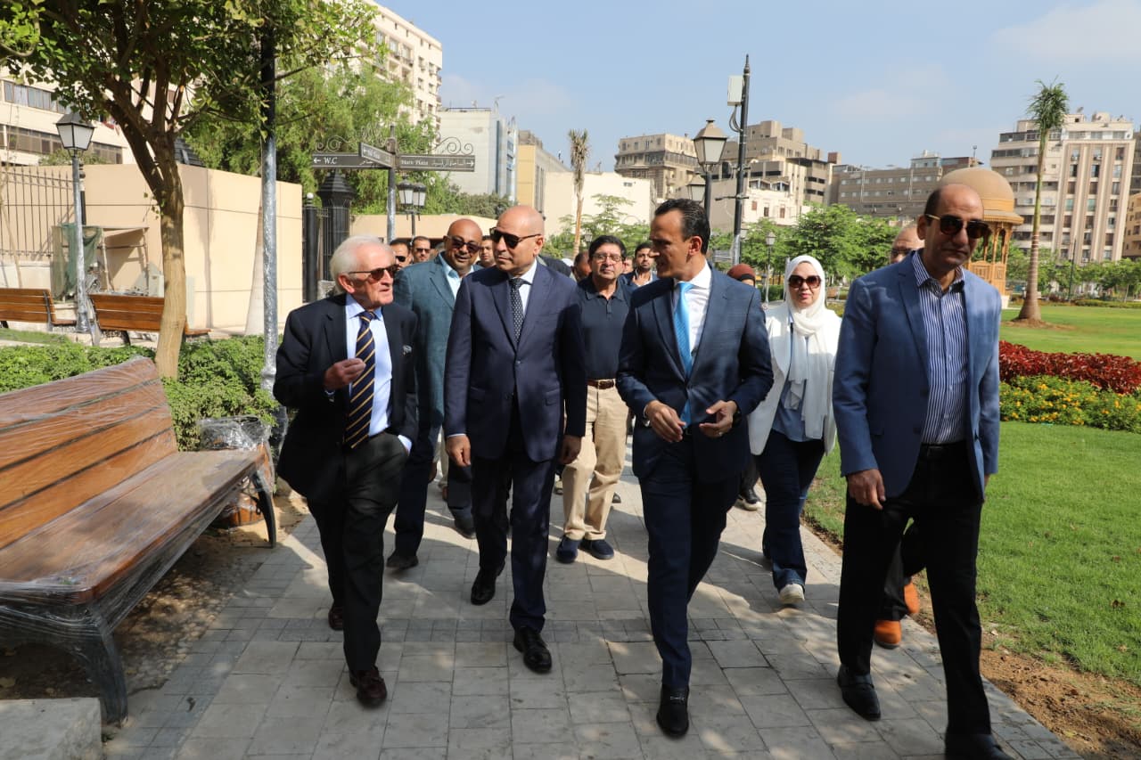 محافظ القاهرة يتفقد الحديقة