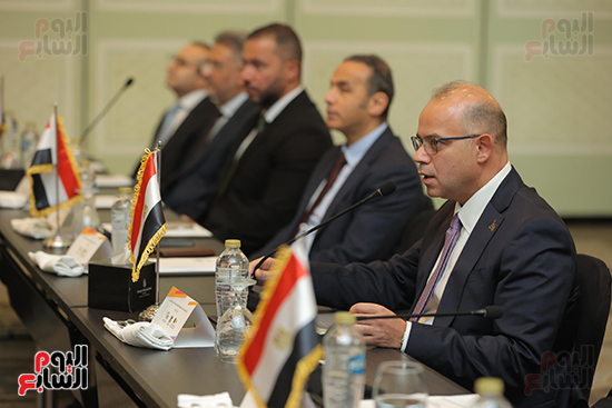 رئيس الرقابة المالية يستعرض مع رؤساء التحرير تطوير القطاع المالي غير المصرفي (1)