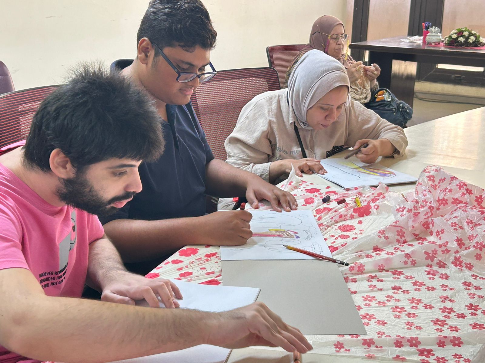 جانب من ورشة الرسم