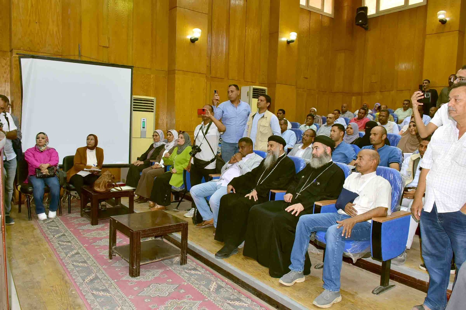 المشاركين بتكريم فريق مشروع إعادة إحياء إسنا التاريخية بعد الفوز بجائزة الآغاخان العالمية