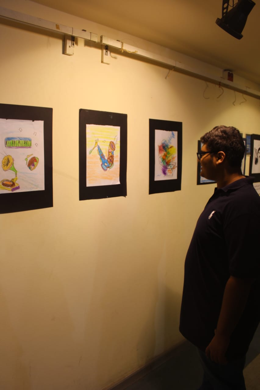 جانب من اللوح المعروضة