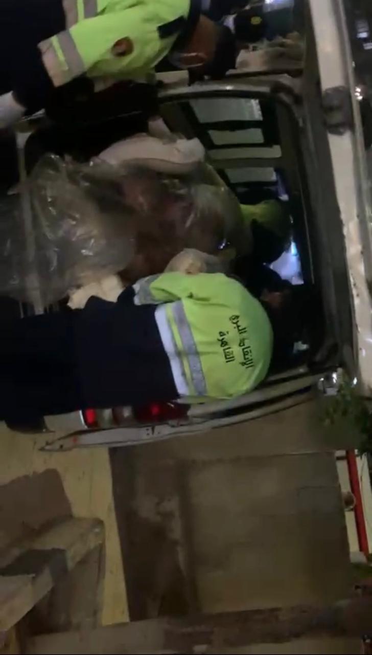 الحماية المدينة تساعد فى إنزال شخص متوفى ثقيل الوزن