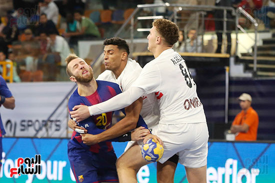 صراع علي الكرة من لاعبي الزمالك وبرشلونة