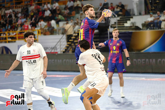 الزمالك يحاول الدفاع امام برشلونة