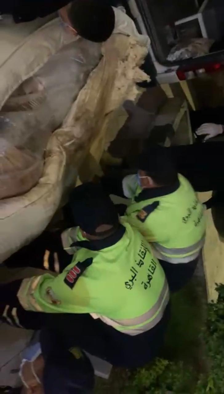 إنزال شخص متوفى ثقيل الوزن من شقته