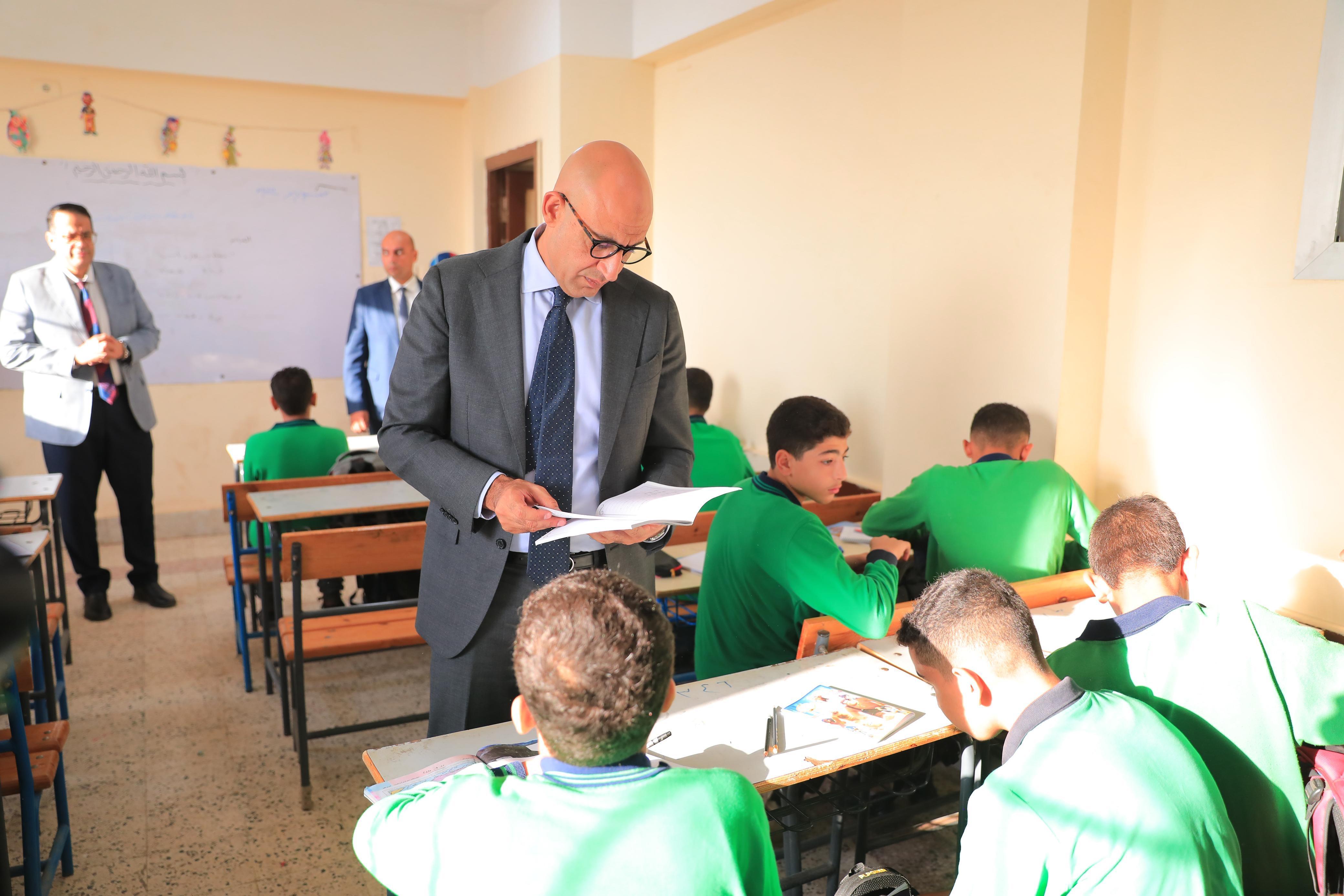 وزير التعليم يتابع مستوى التحصيل الدراسي