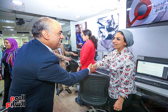 رئيس تحرير الوطن ورئيس مجلس الأدارة يلتقى الزملاء باليوم السابع (1)
