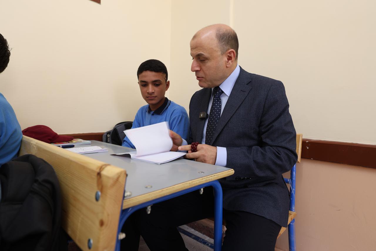 محافظ كفر الشيخ يجلس بجوار طالب