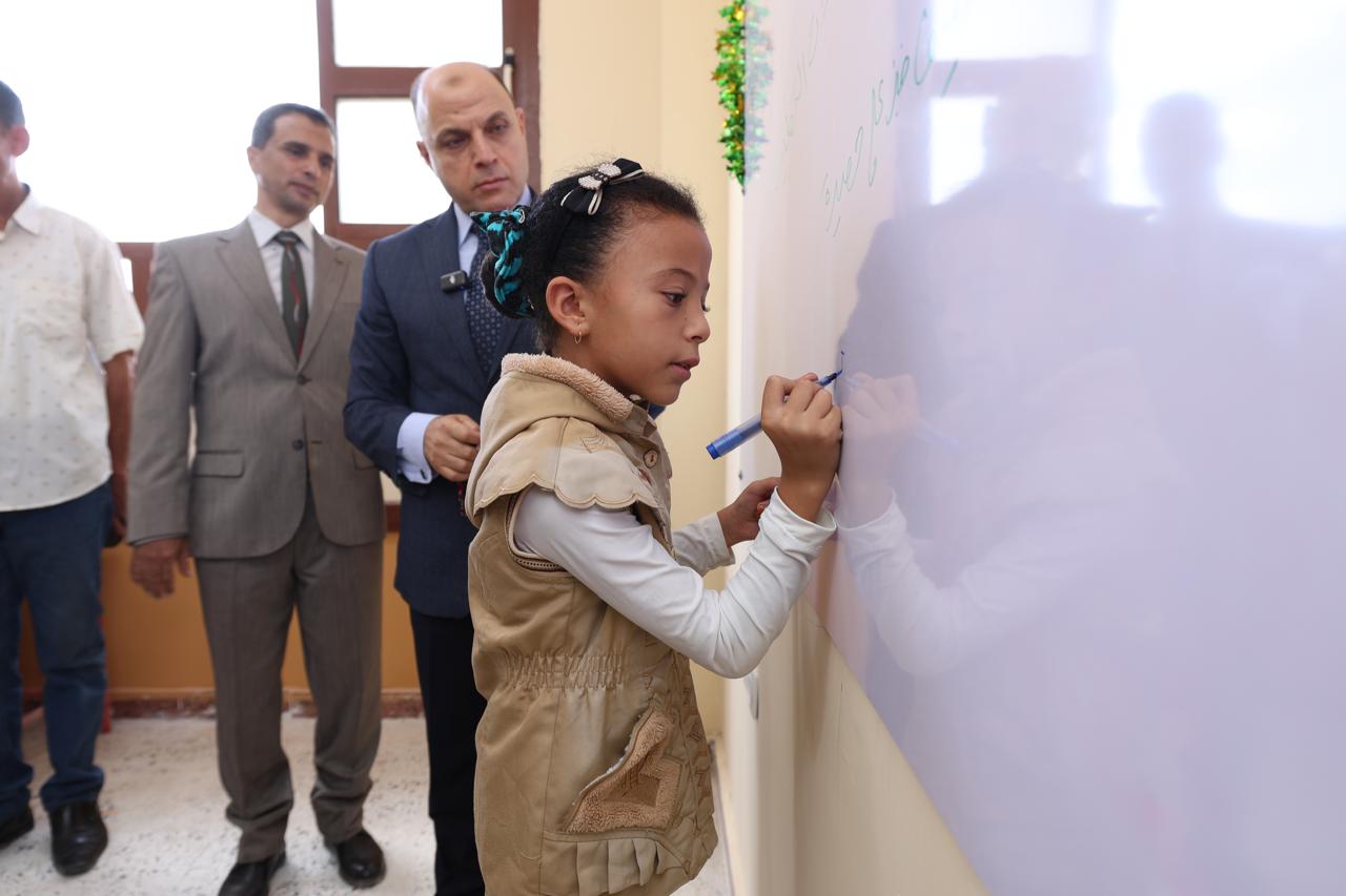 محافظ كفر الشيخ يجري اختبار للتلاميذ