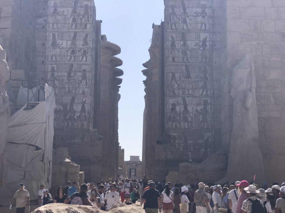 جانب من الإقبال السياحى الكبير بمعابد الأقصر