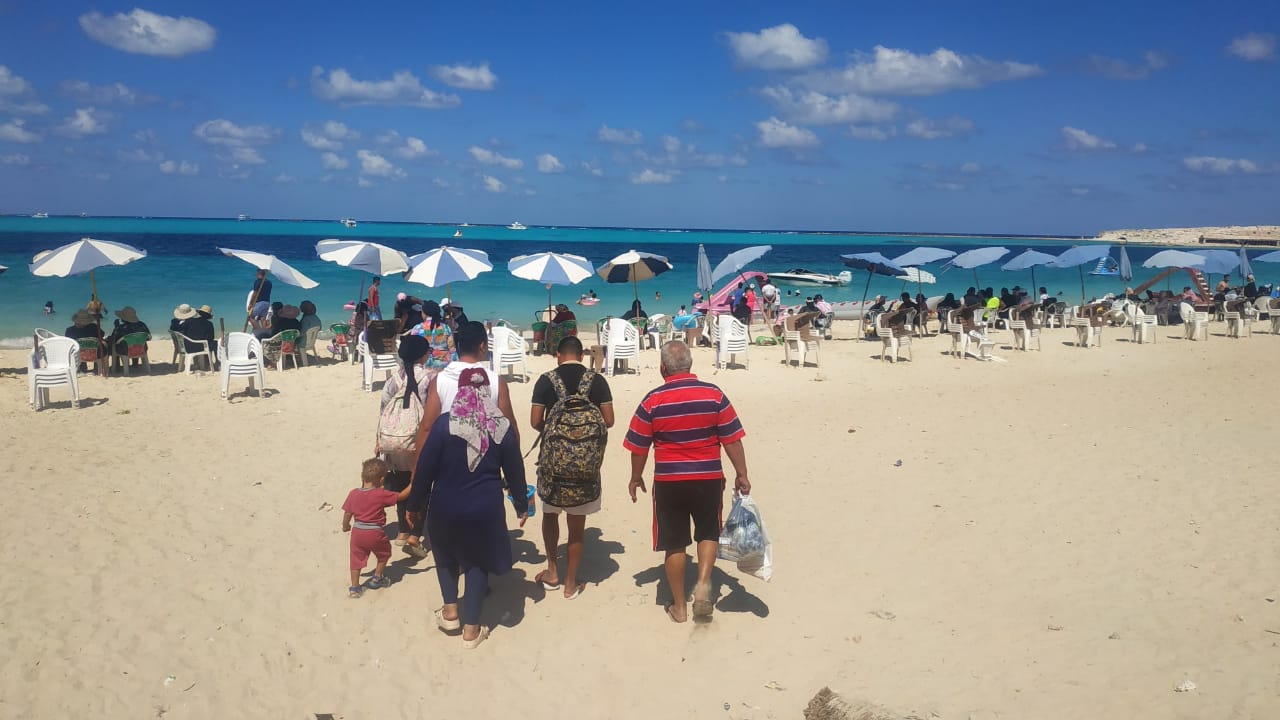 اقبال على شواطئ مطروح نهاية المصيف