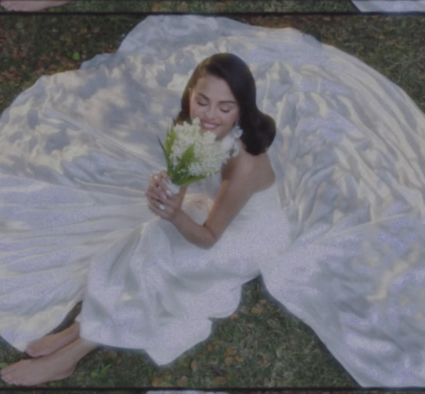 النجمة العالمية سيلينا جوميز بفستان الزفاف