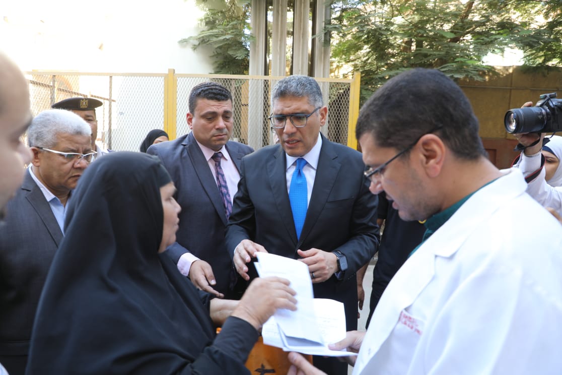 محافظ الجيزة يغير مسار جولته ويفاجئ مستشفى أبو النمرس المركزي (3)