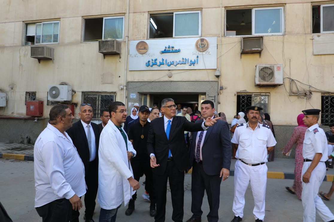 محافظ الجيزة يغير مسار جولته ويفاجئ مستشفى أبو النمرس المركزي (2)