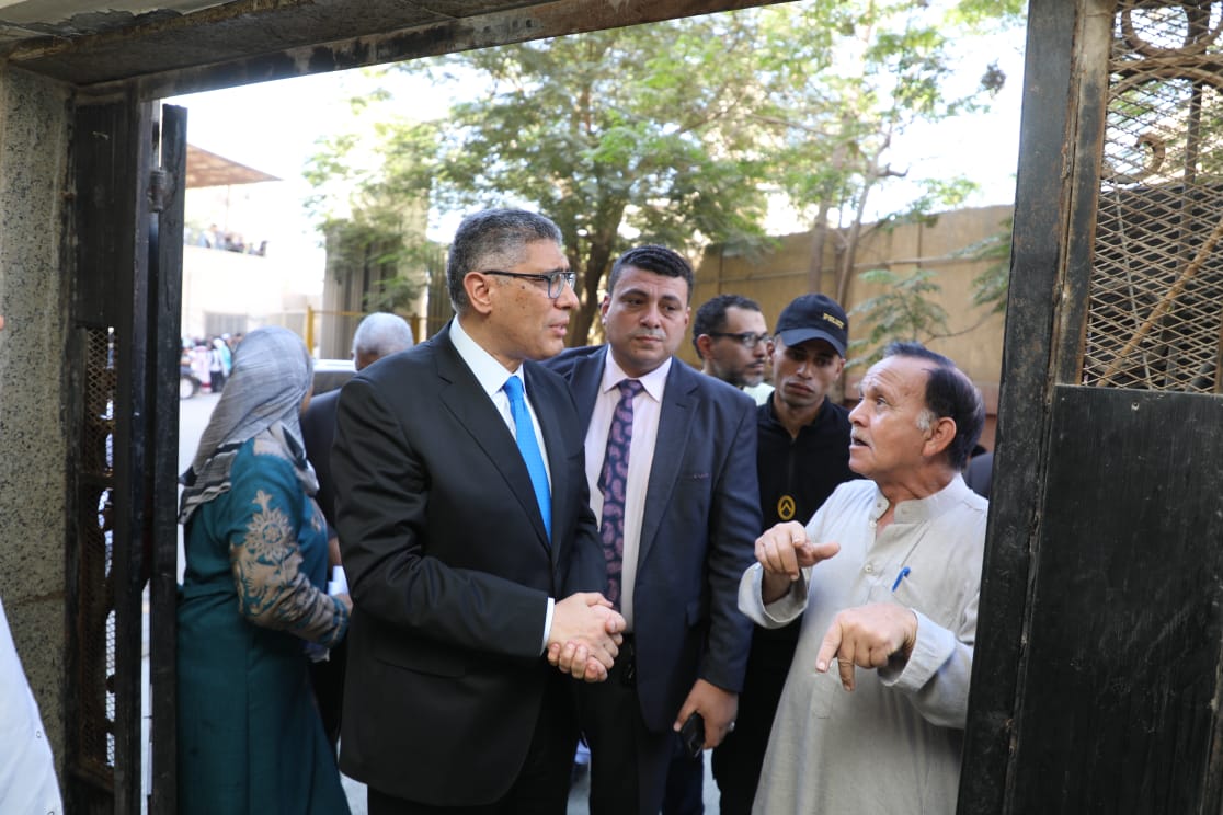 محافظ الجيزة يغير مسار جولته ويفاجئ مستشفى أبو النمرس المركزي (6)