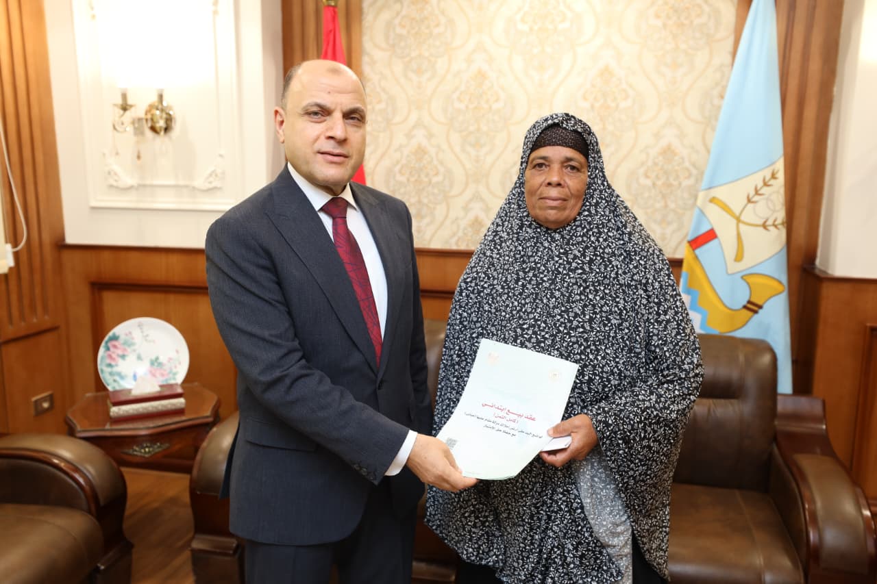 محافظ كفر الشيخ يسلم عقد تقنين لمزارعة