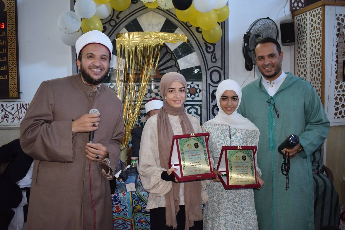 تكريم الاختين سيرين ومارية أحمد المالكى تكريم الاختين سيرين ومارية أحمد المالكى