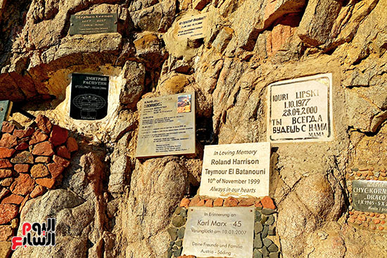 لوحات التكريم على شواطئ دهب ذكرى لأرواح غاصت في أعماق البلو هول (14)