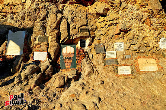 لوحات التكريم على شواطئ دهب ذكرى لأرواح غاصت في أعماق البلو هول (6)