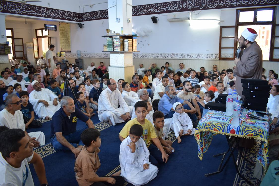 إمام المسجد يلقى كلمة أثناء التكريم إمام المسجد يلقى كلمة أثناء التكريم