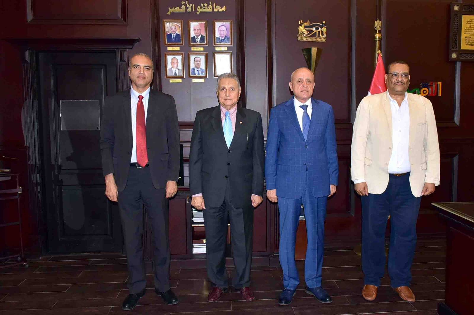 المحافظ مع مدير صندوق مكتبات مصر العامة للتأكيد على نشر الثقافة