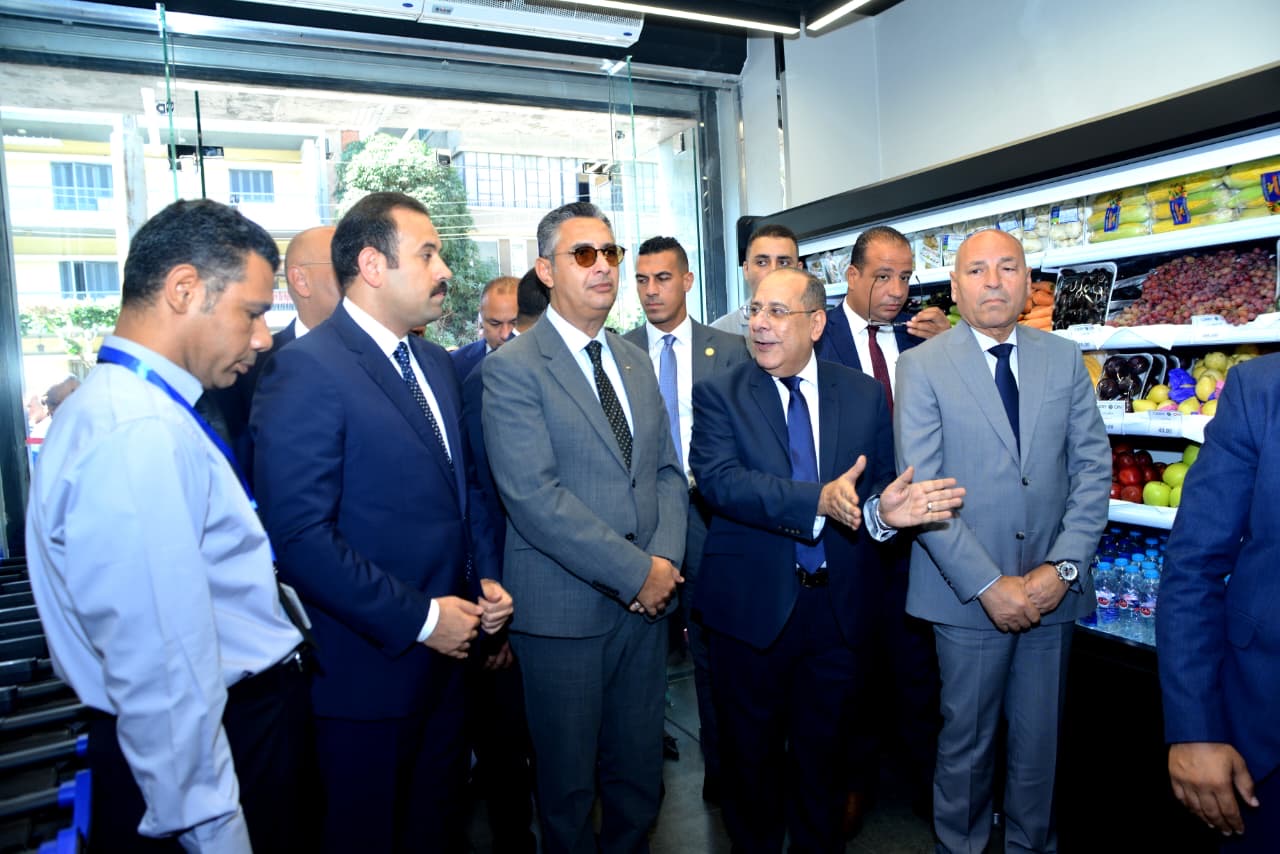 وزير التموين يتفقد المنتجات داخل مشروع “كاري أون”