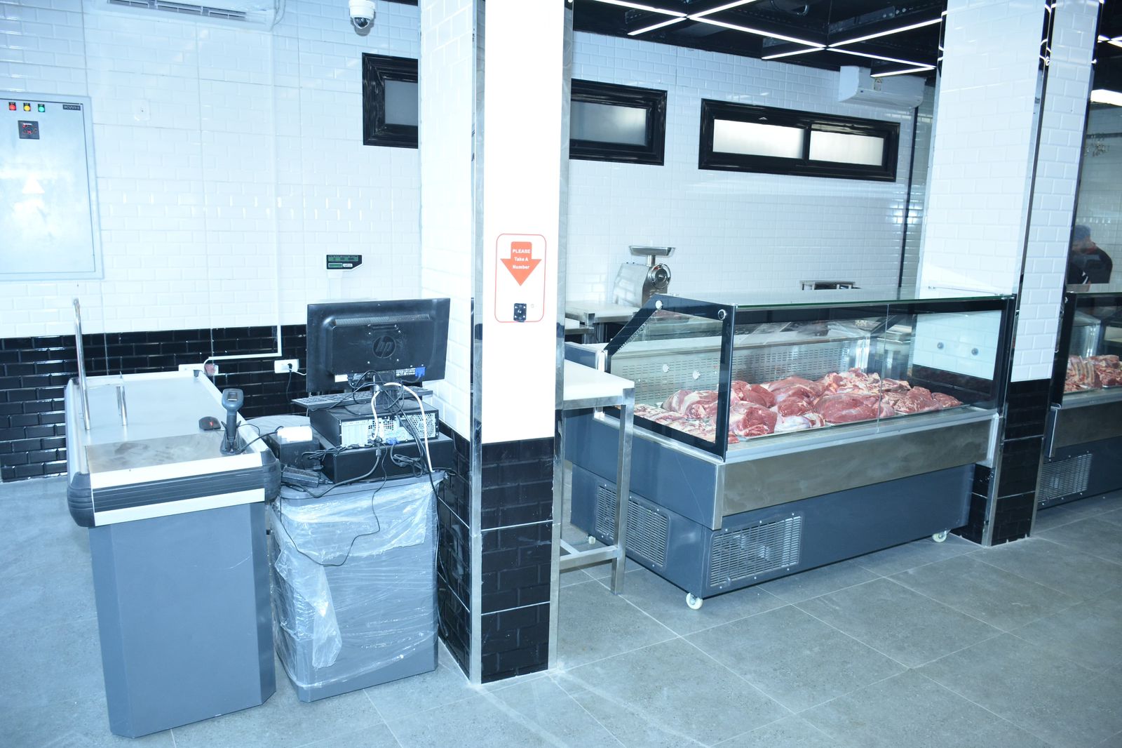 منتجات اللحوم فى منافذ العلامة التجارية التابعة للشركة القابضة