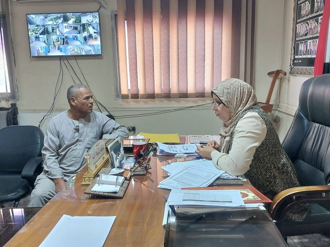 هناء عقيلة رئيس مدينة قويسنا تستقبل المواطنين لبحث مطالبهم وتحسن الخدمات المقدمة