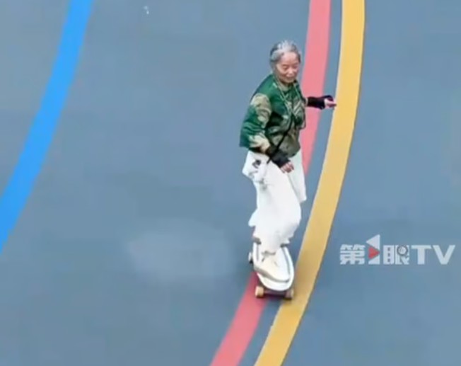 الجدة اثناء احدى الفعاليات الجدة اثناء احدى الفعاليات