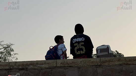 الأخوين بشنطة المدرسة قبل دخول لقاء القمة