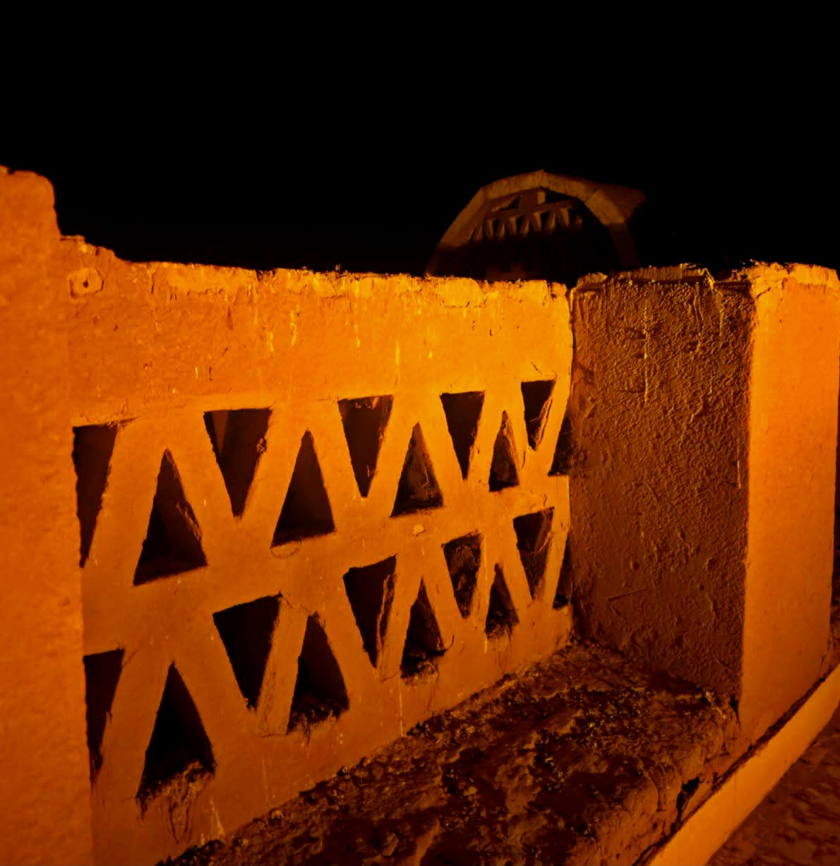 القرية مبنية من الطوب اللبن