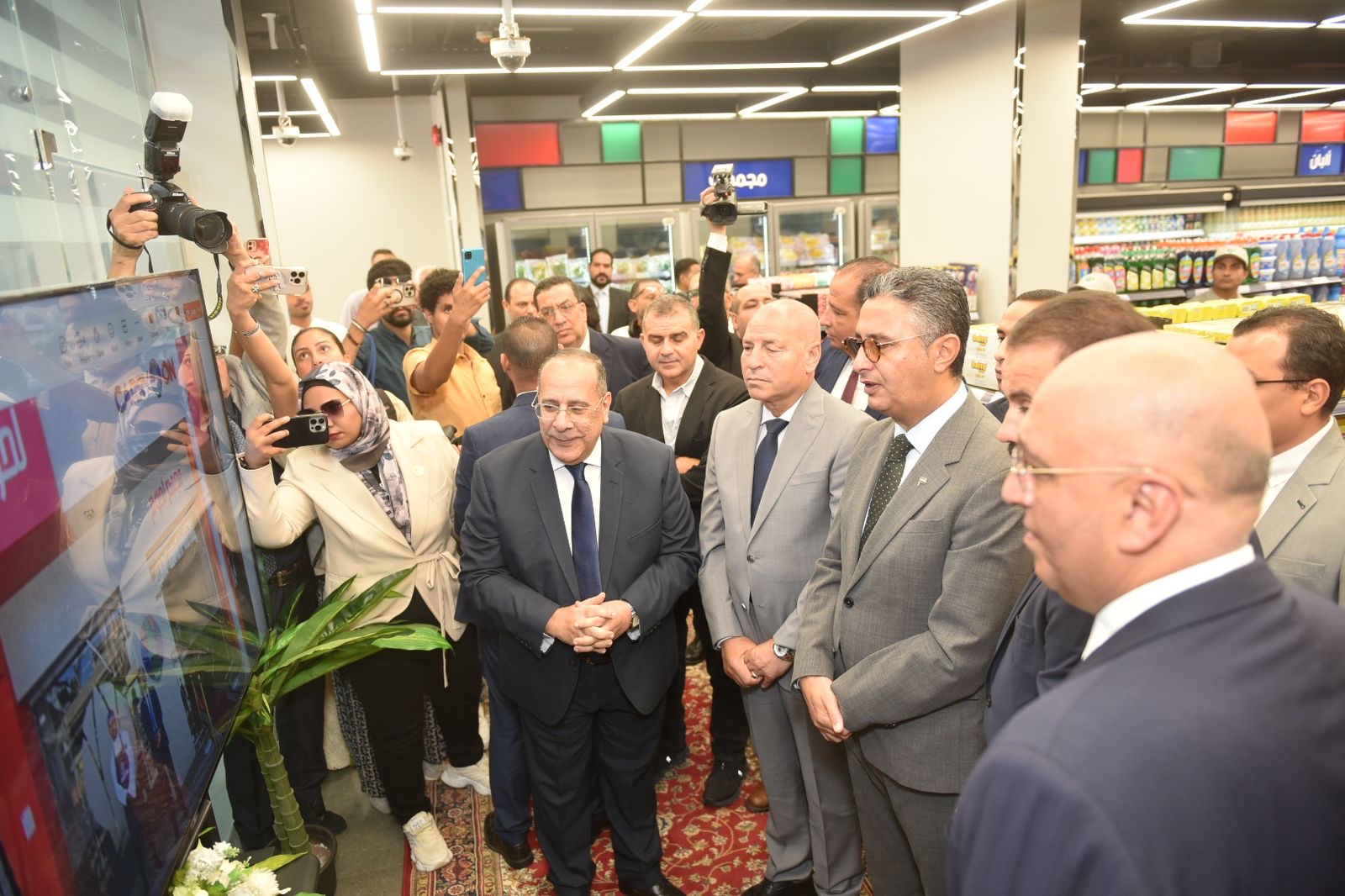 وزير التموين يتفقد مشروع “كاري أون”