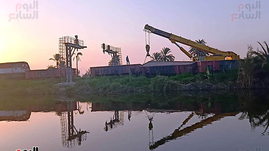 ونش-عملاق-لرفع-آثار-حادث-قطار-البضائع-فى-بنى-سويف-(1)