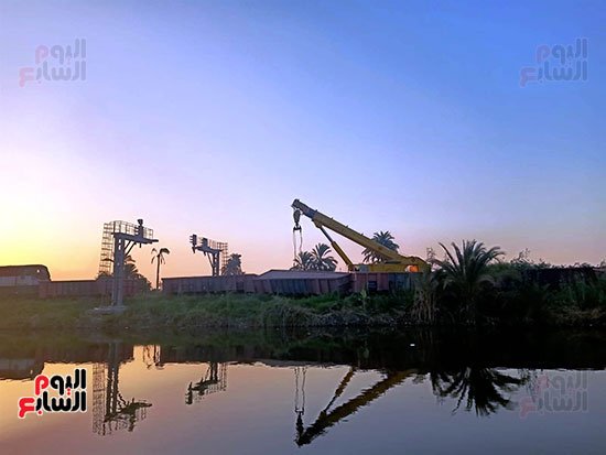 ونش-عملاق-لرفع-آثار-حادث-قطار-البضائع-فى-بنى-سويف-(3)