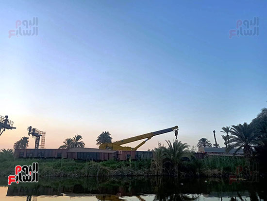 ونش-عملاق-لرفع-آثار-حادث-قطار-البضائع-فى-بنى-سويف-(6)